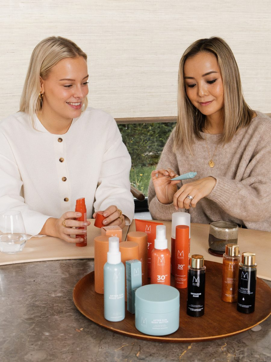 Twee vrouwen ontdekken Mylène producten aan tafel